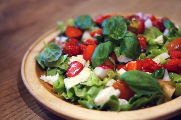 Mai - Erdbeersalat mit frischem Basilikum und Mozzarella - amperhof