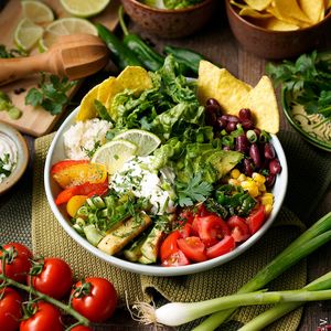 Salat, Tomaten, Bundzwiebel, Mais, Paprika, Zucchini, Avocado, Limette, Petersilie oder Koriander, Bratpaprika