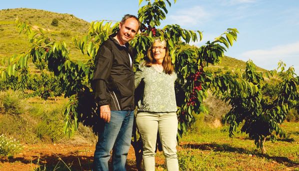 José Felix mit Gisela Kinzelmann im Juni 2018 vor einem Kirschbaum. ©AnnaKlemm