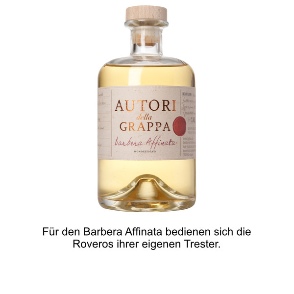 KI generiert: Das Bild zeigt eine Flasche mit der Aufschrift "Autori della Grappa Barbera Affinata". Es handelt sich um einen Grappa, hergestellt aus eigenem Trester der Roveros.