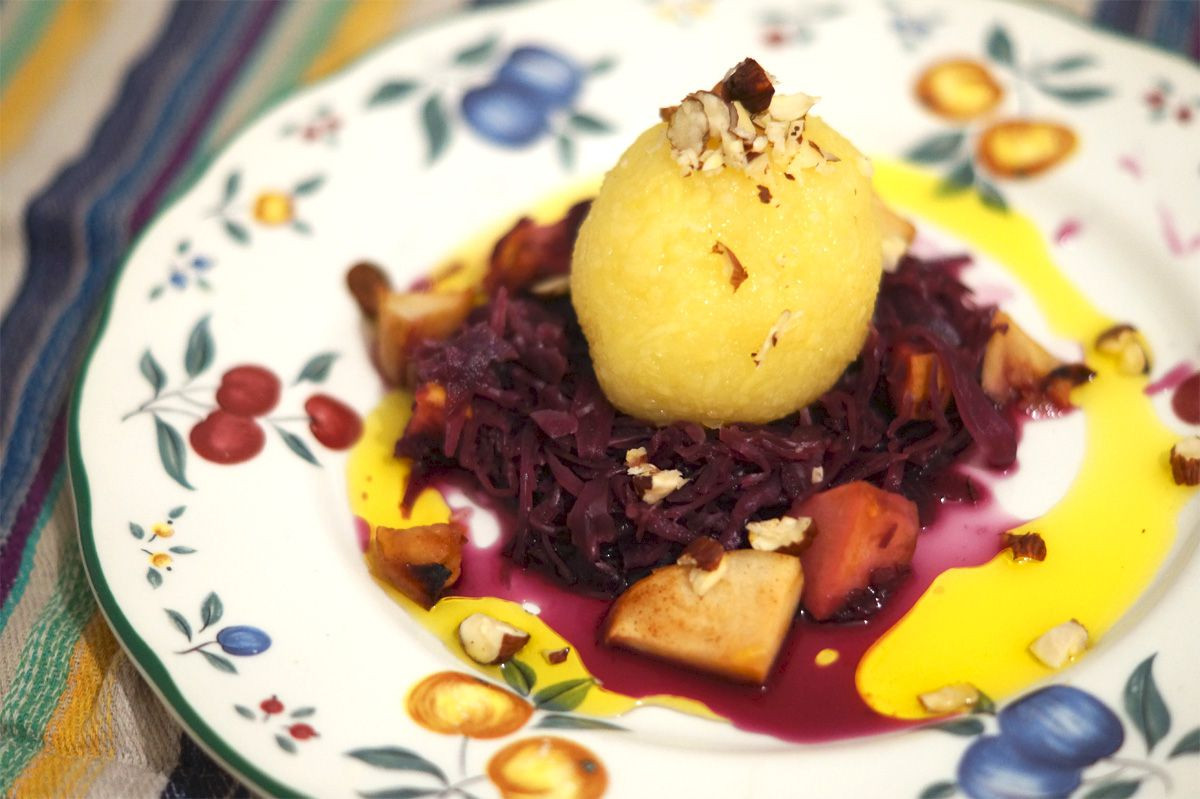 Rezeptbild für Gefüllte Kartoffelklöße mit Bratapfelrotkohl