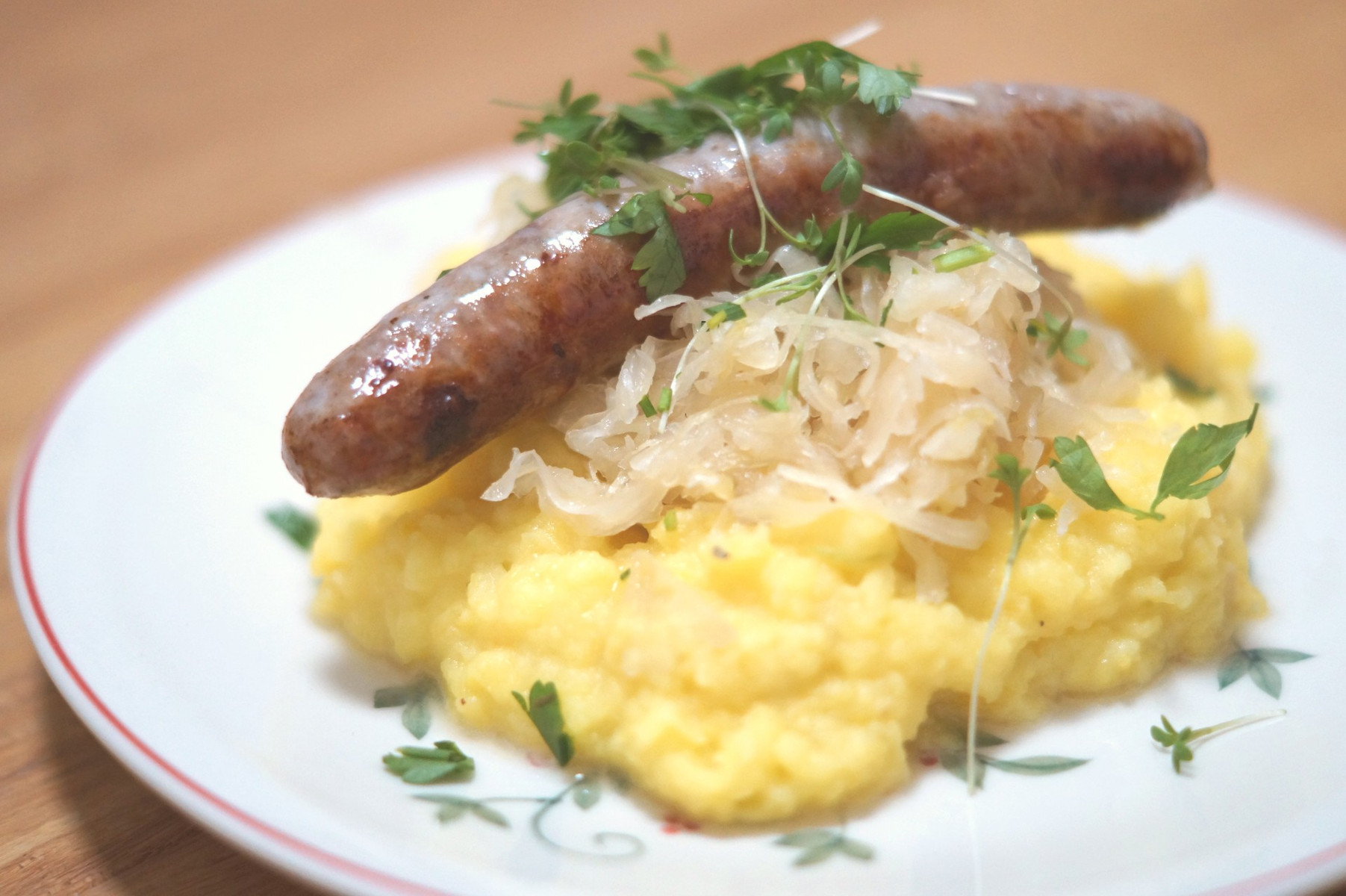 Rezeptbild für Püree mit Kürbis-Kartoffel & Kräutern an Bratwurst und Sauerkraut