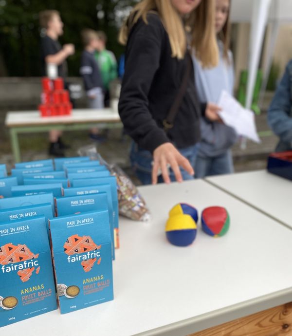 fairafric Ananas Fruit Balls winkt als Preis für einen Volltreffer beim Dosenwerfen